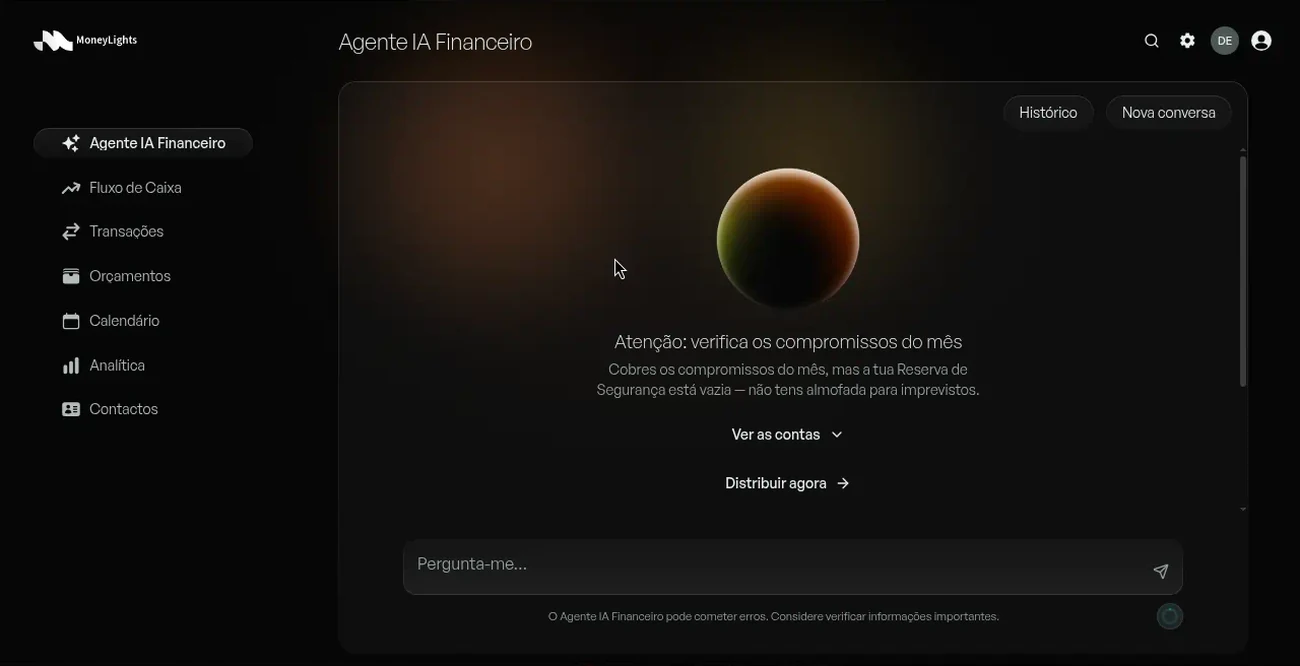 Ecrã do Agente IA Financeiro do MoneyLights: um aviso diz que cobres os compromissos do mês mas que a Reserva de Segurança está vazia, com as ações Ver as contas e Distribuir agora e uma caixa para fazer a tua pergunta
