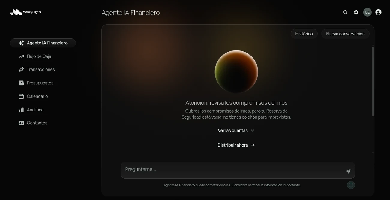 Pantalla del Agente IA Financiero de MoneyLights: un aviso advierte de que cubres los compromisos del mes pero la Reserva de Seguridad está vacía, con las acciones Ver las cuentas y Distribuir ahora y una caja para preguntar