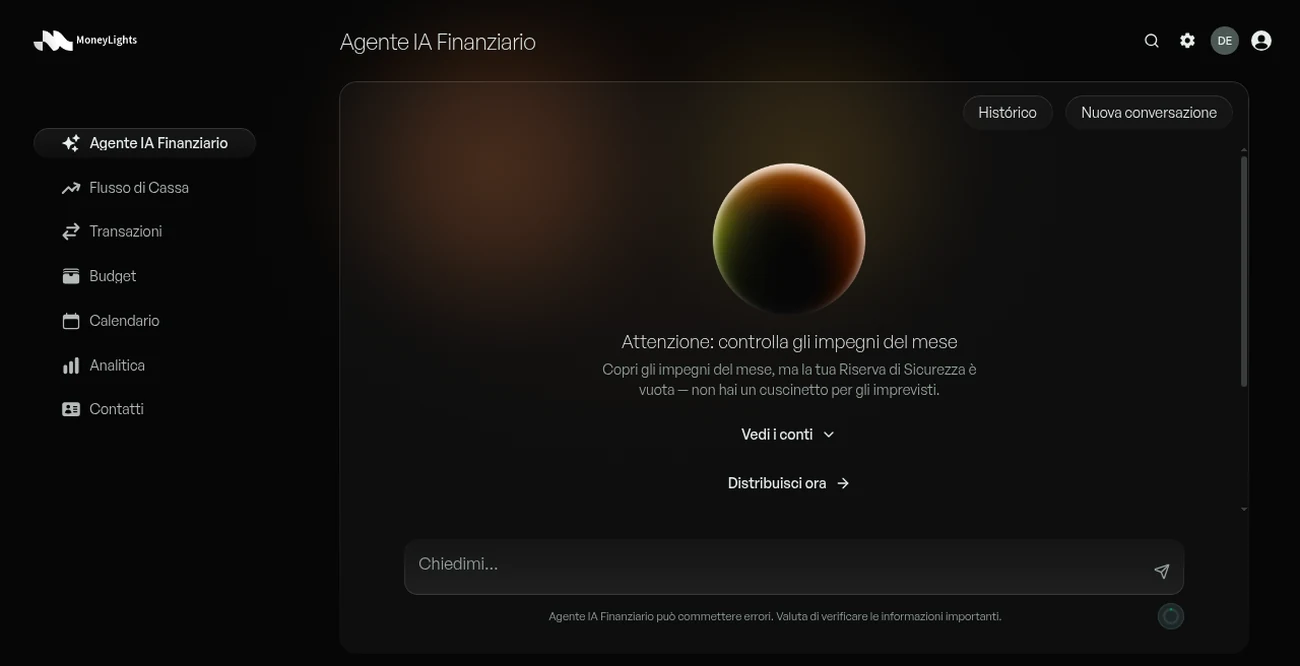 Schermata dell'Agente IA Finanziario di MoneyLights: un avviso segnala che gli impegni del mese sono coperti ma la Riserva di sicurezza è vuota, con le azioni Mostra i conti e Distribuisci ora e un campo per fare una domanda