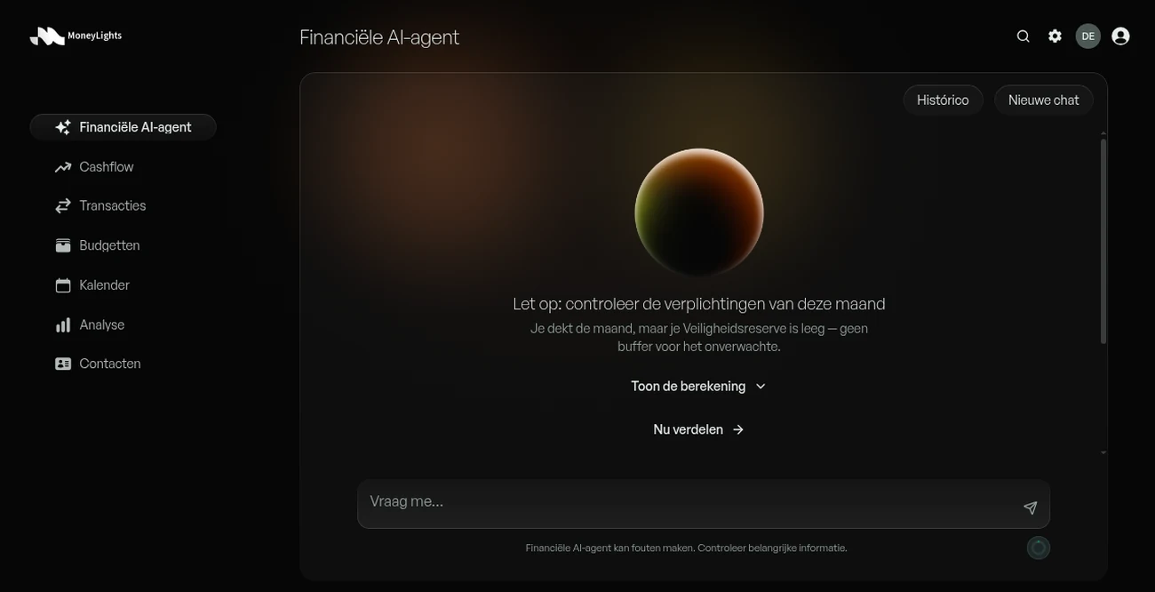 Scherm van de Financiële AI-agent van MoneyLights: een melding zegt dat de verplichtingen van de maand gedekt zijn maar dat de Veiligheidsreserve leeg is, met de acties Laat de berekening zien en Nu verdelen en een veld om een vraag te stellen
