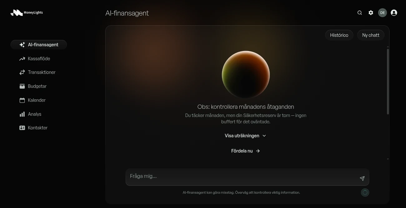 Skärm med MoneyLights finansiella AI-agent: ett meddelande säger att månadens åtaganden är täckta men att Trygghetsreserven är tom, med åtgärderna Visa uträkningen och Fördela nu och ett fält för att ställa en fråga